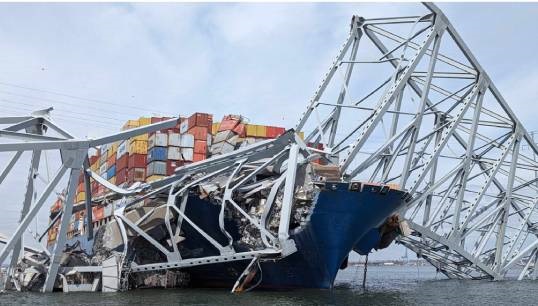 Bridge trusses lying across the container ship Dali. Image: David Adams/Wikimedia Commons
Image:Bridge trusses lying across the container ship Dali. Image: David Adams/Wikimedia Commons